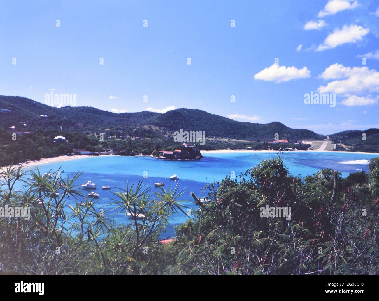 1990er St. Barts (Saint Barthélemy) – der Strand von St. Jean, das Hotel St. Jean und die kürzeste Flughafenbahn der Karibik ca. 1991 Stockfoto