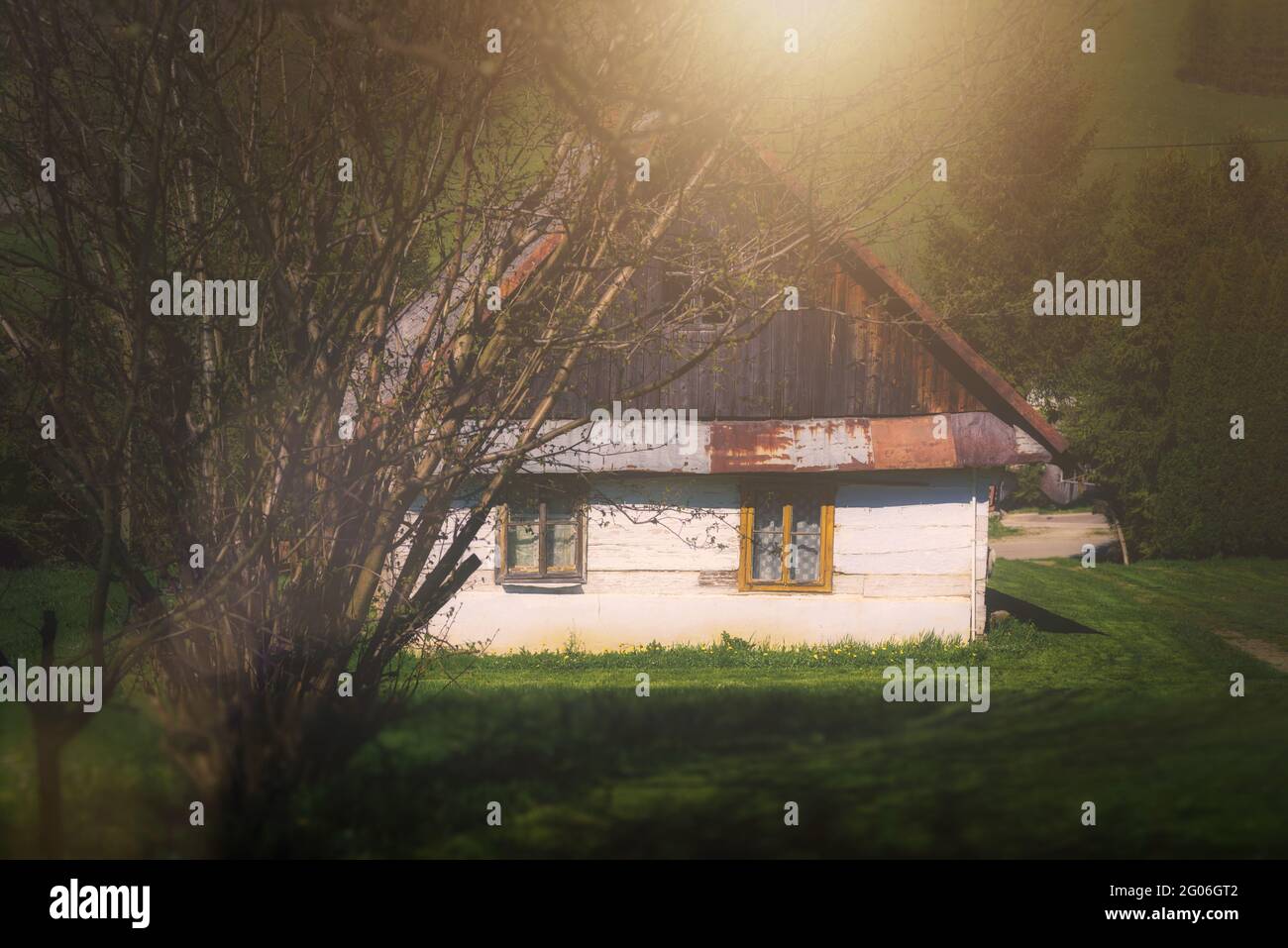 Eine alte Hütte in den Bergen. Historisches altes Holzhaus in den polnischen Bergen Bieszczady, Ferienhaus im Lemko-Stil, beliebt auch in der Ukraine. Stockfoto