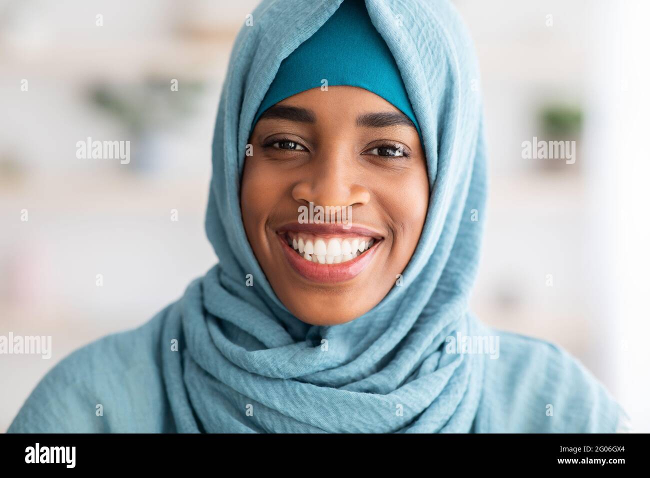Nahaufnahme Porträt Von Glücklich Schöne Schwarze Muslimische Frau In Blau Hijab Stockfoto