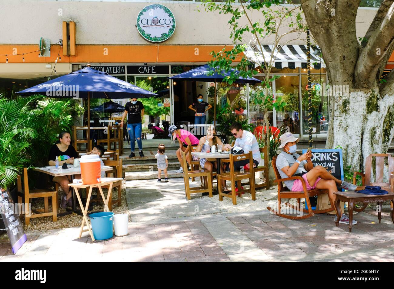 Terrasse eines Cafés in Merida Mexiko. Die Menschen genießen etwas Freizeit während der Pandemie, da die Regeln für die Restauranteröffnung im Mai 2021 etwas entspannt sind Stockfoto