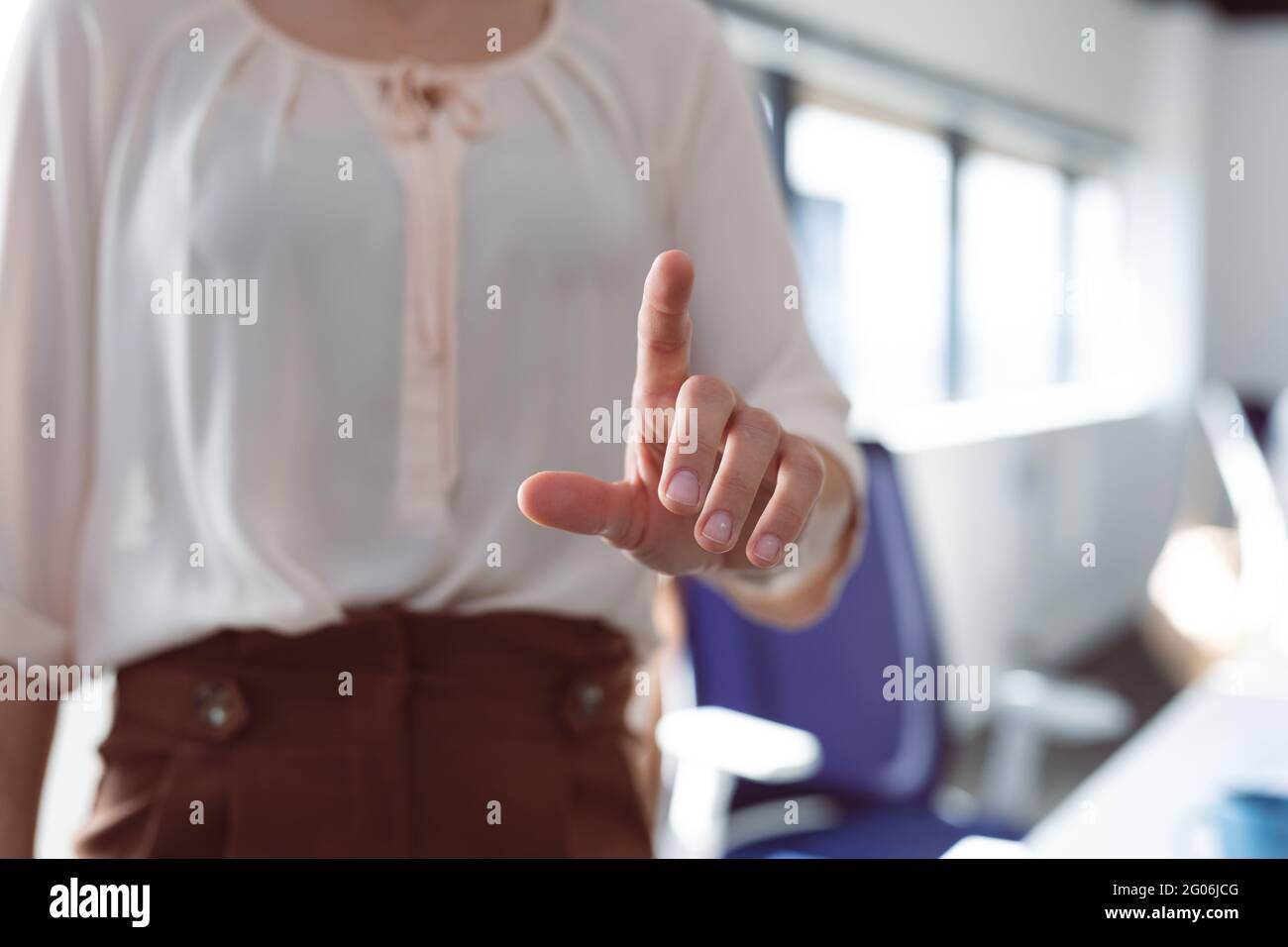 Nahaufnahme der Hand einer kaukasischen Geschäftsfrau, die den interaktiven Bildschirm berührt Stockfoto