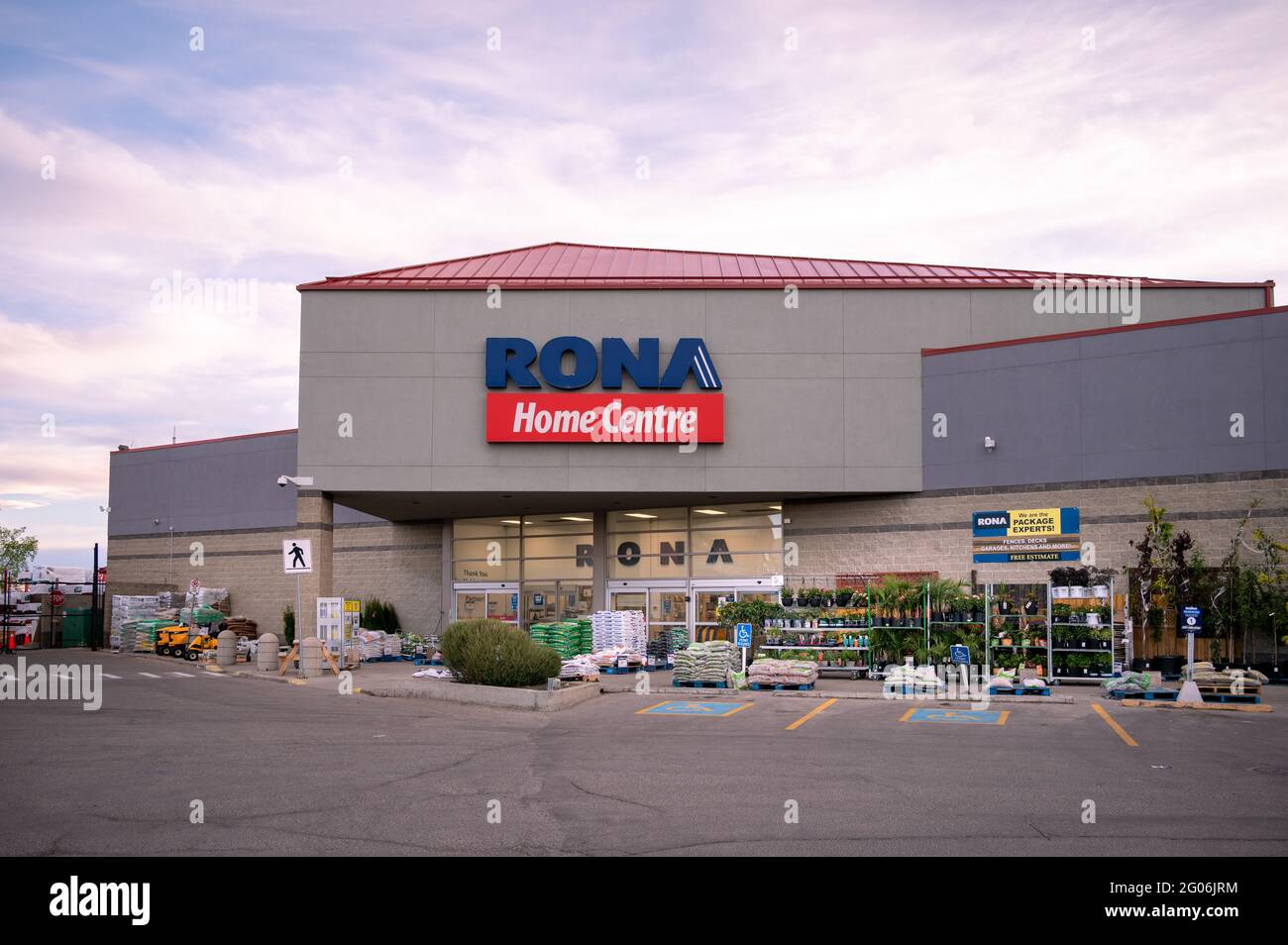 Calgary, Alberta – 30. Mai 2021: Außenfassade eines Rona Home Center-Geschäfts in Calgary, Alberta. Stockfoto
