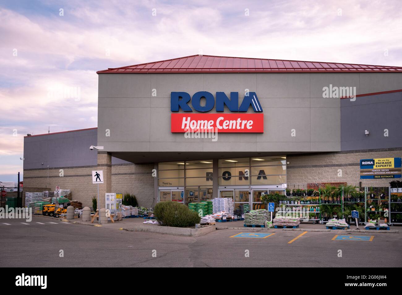 Calgary, Alberta – 30. Mai 2021: Außenfassade eines Rona Home Center-Geschäfts in Calgary, Alberta. Stockfoto