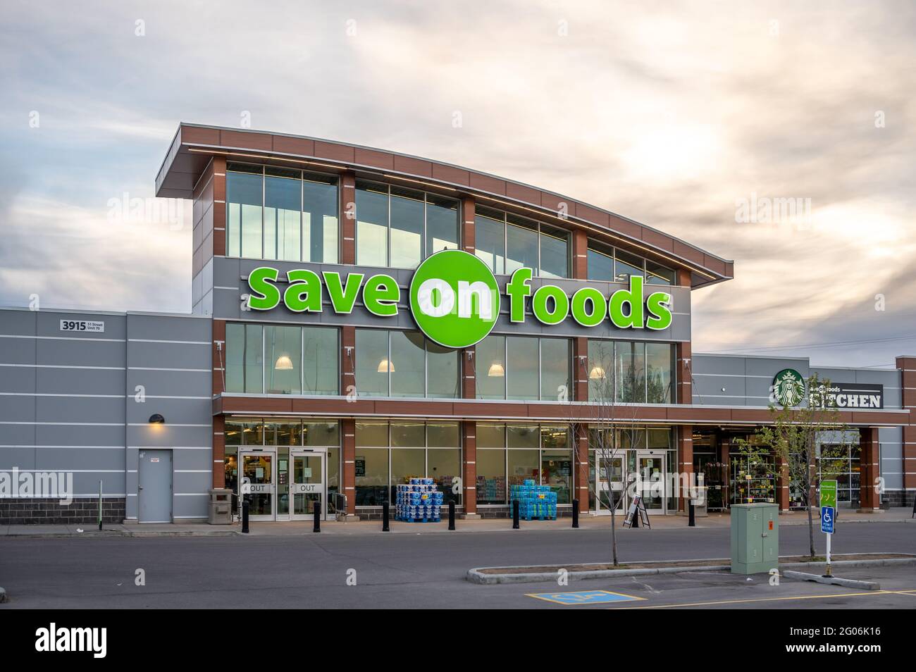 Calgary, Alberta - 30. Mai 2021: Außenfassade eines „Save on Foods“-Lebensmittelladens in Calgary, Alberta. Stockfoto
