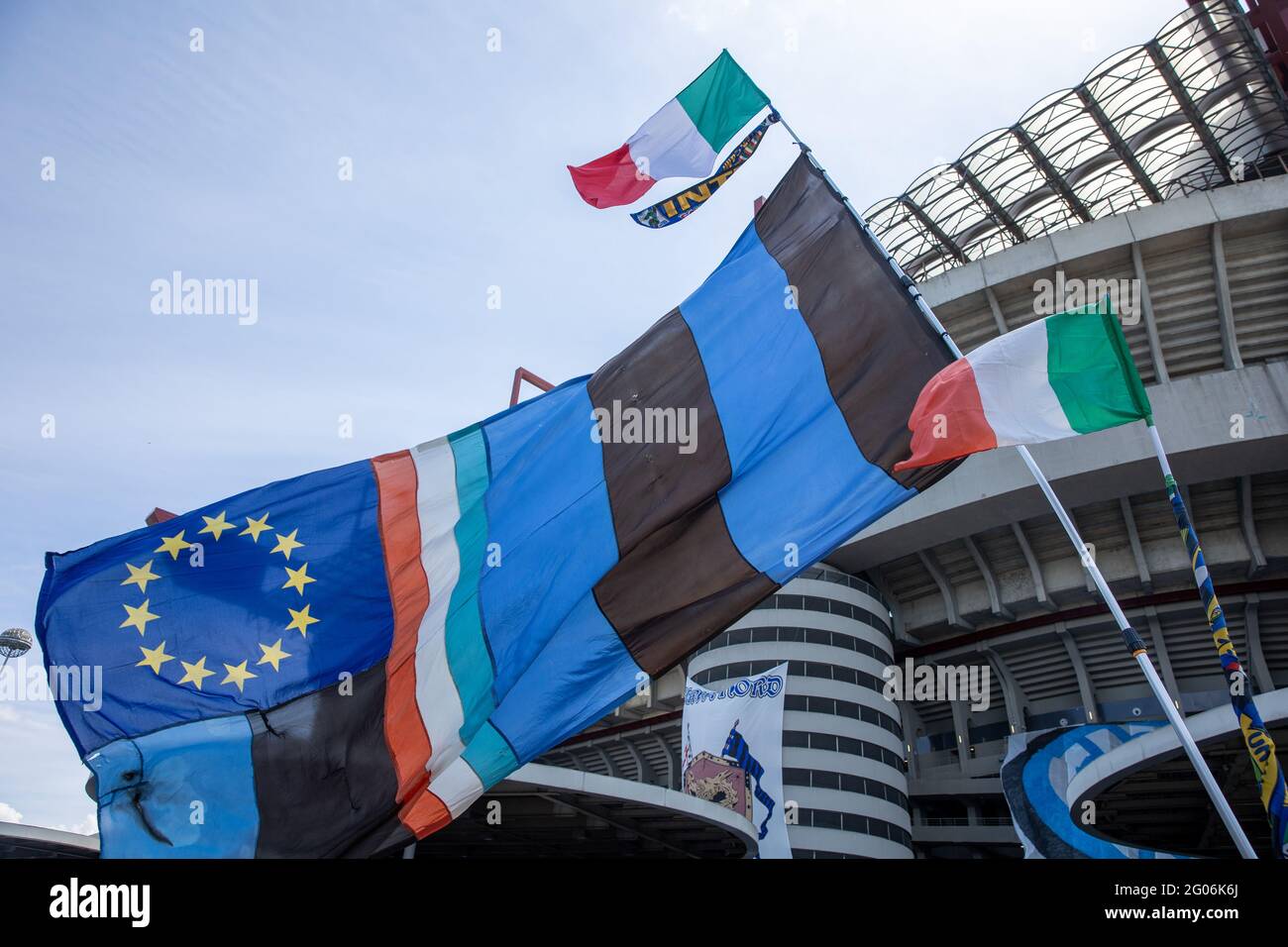 Mailand, Italien, Mai 23 2021 - f.c. Inter-Fans feiern den Sieg der Serie A Meisterschaft vor dem San Siro Stadion Stockfoto