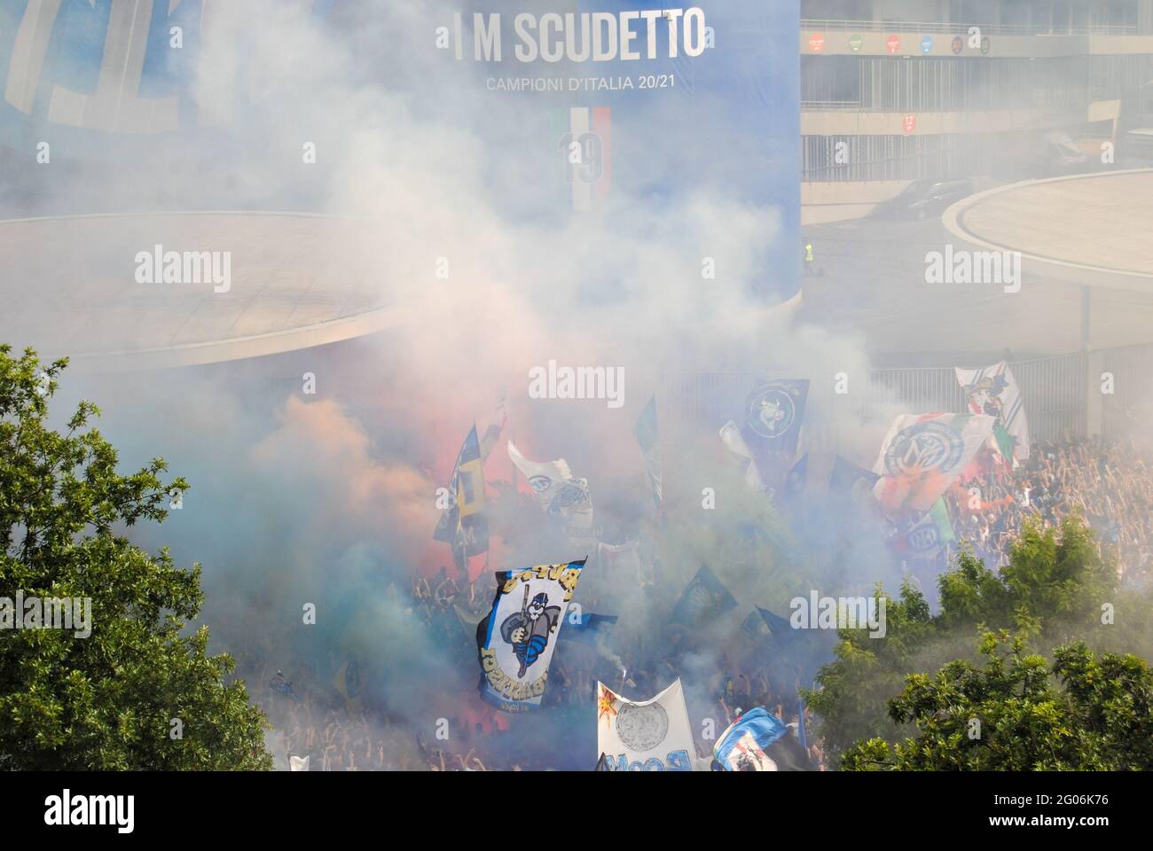 Mailand, Italien, Mai 23 2021 - f.c. Inter-Fans feiern den Sieg der Serie A Meisterschaft vor dem San Siro Stadion Stockfoto