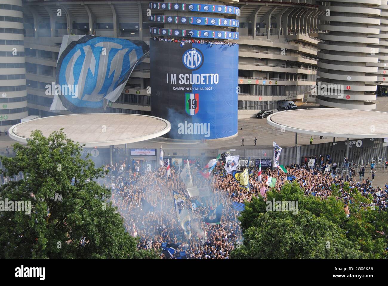 Mailand, Italien, Mai 23 2021 - f.c. Inter-Fans feiern den Sieg der Serie A Meisterschaft vor dem San Siro Stadion Stockfoto