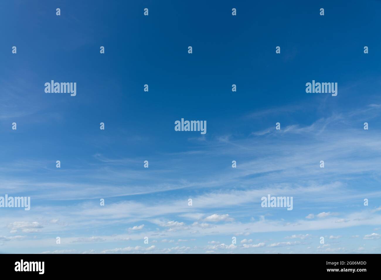 Blauer Himmel Hintergrund, sonniger Tag Himmel Ersatz Stockfoto