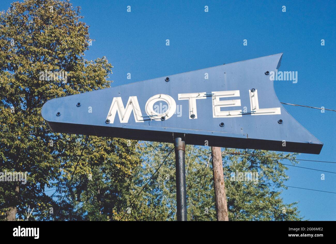 1980er Jahre Vereinigte Staaten - Le Mays Hotel Schild, Route 302, Barre, Vermont 1984 Stockfoto