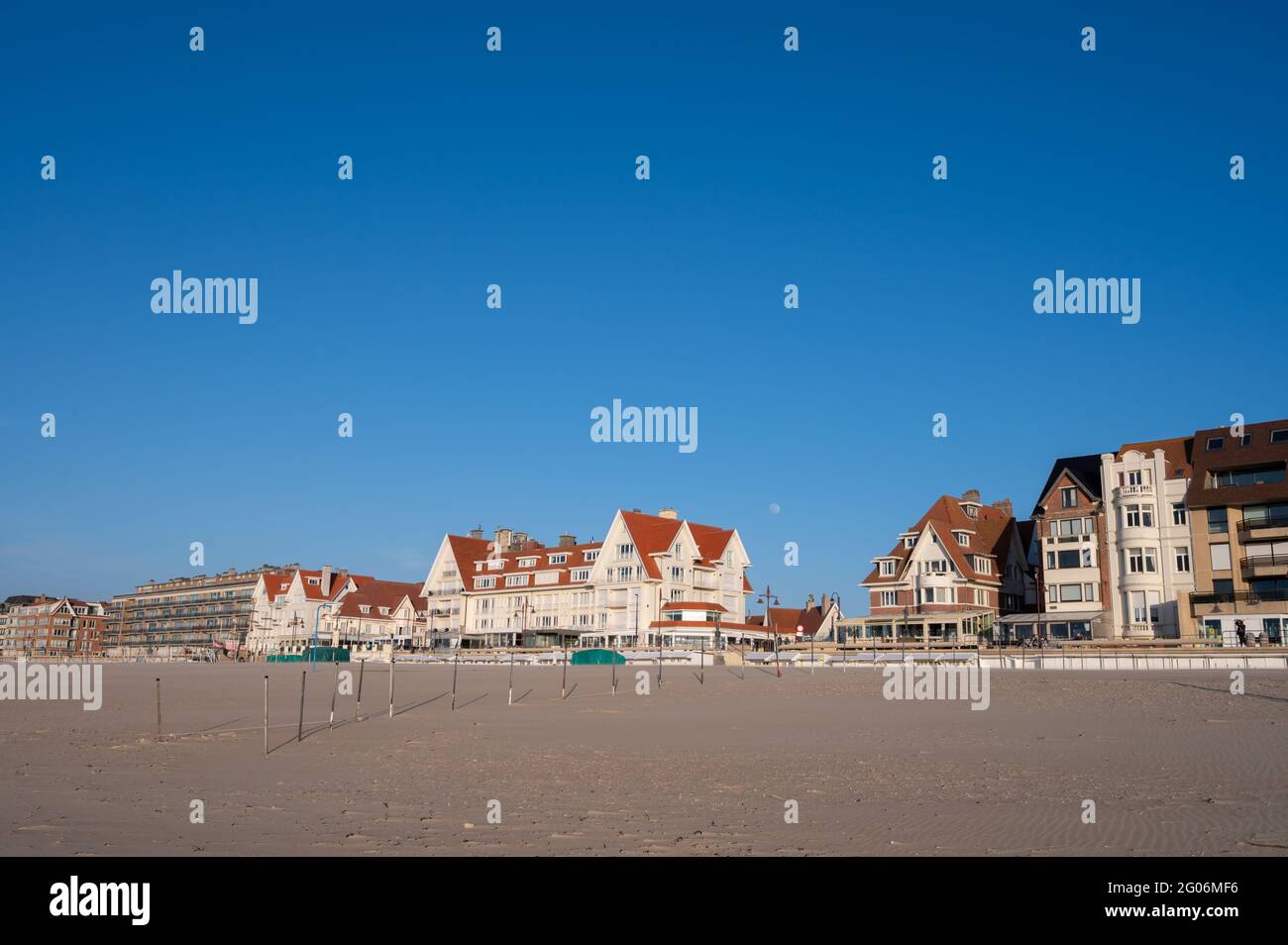 Gelber Sandstrand in der kleinen belgischen Stadt De Haan oder Le Coq sur mer, Luxus-Urlaubsziel, Sommerferien an sonnigen Tagen Stockfoto