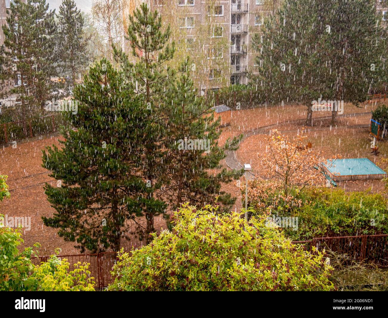 Starker Regen mit großen Tropfen in Bewegung. Stockfoto