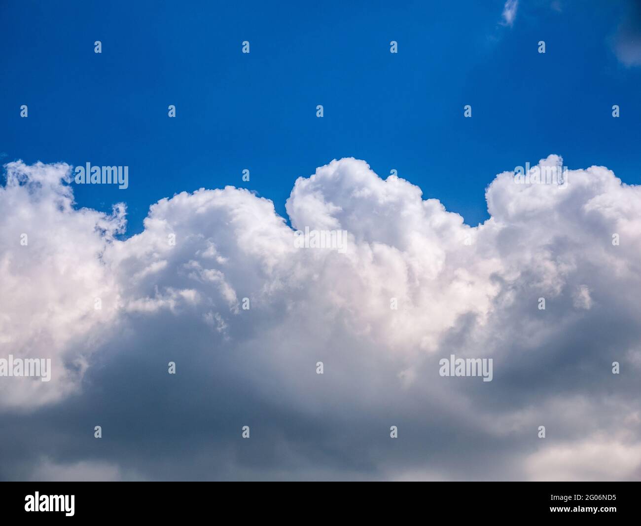 Dichte Wolken am blauen Himmel Stockfoto