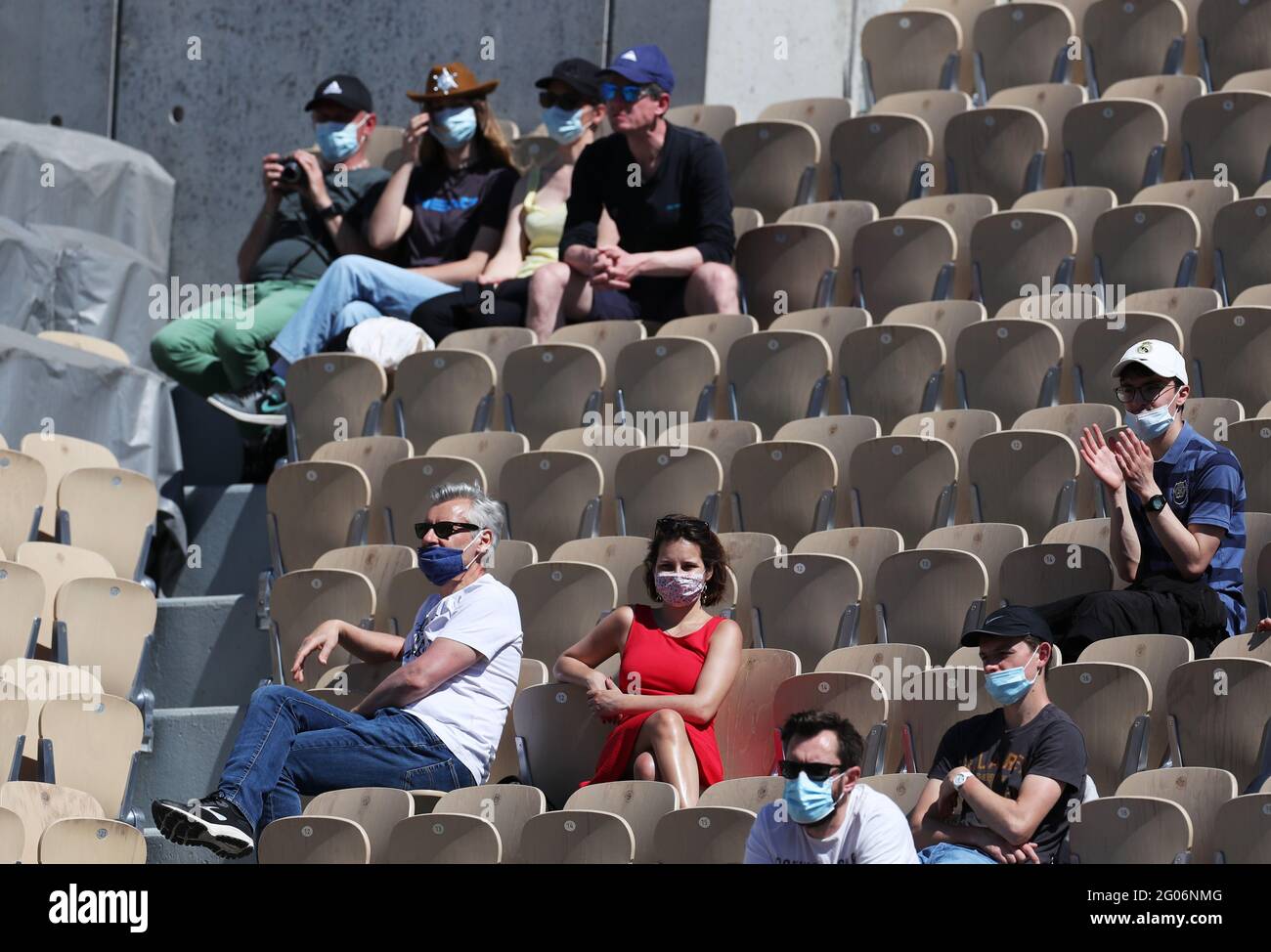 (210601) -- PARIS, 1. Juni 2021 (Xinhua) -- Zuschauer werden auf der Tribüne beim French Open Tennisturnier in Roland Garros in Paris, Frankreich, 31. Mai 2021, gesehen. (Xinhua/Gao Jing) Stockfoto