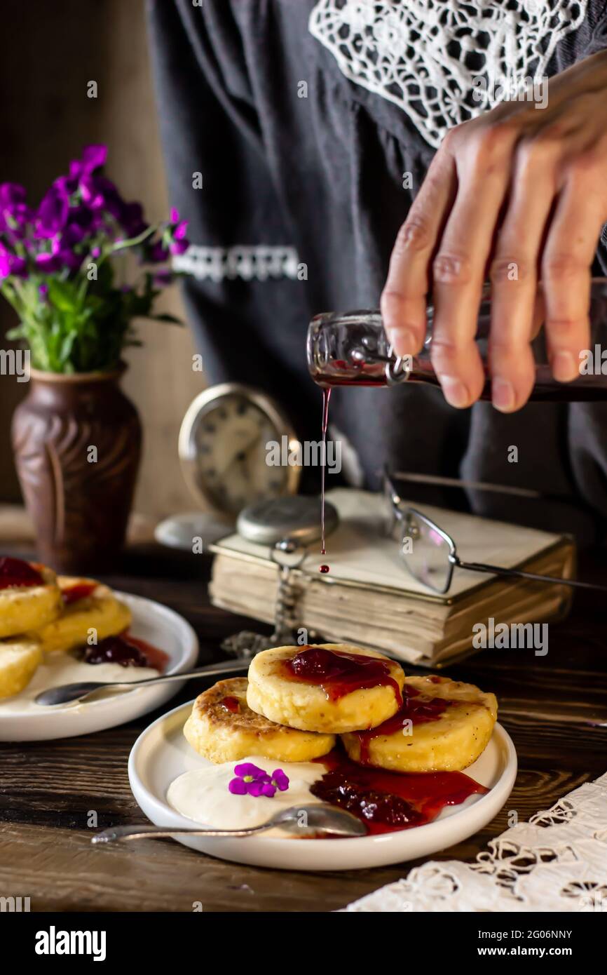 Gesundes Frühstück - Hüttenkäse Pfannkuchen, syrniki. Stockfoto