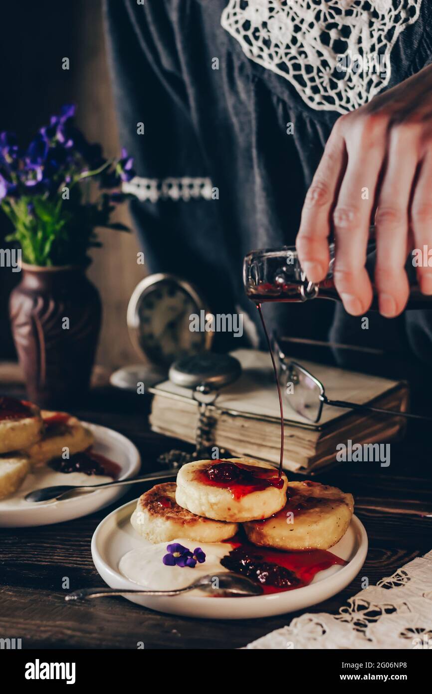 Gesundes Frühstück - Hüttenkäse Pfannkuchen, syrniki. Stockfoto