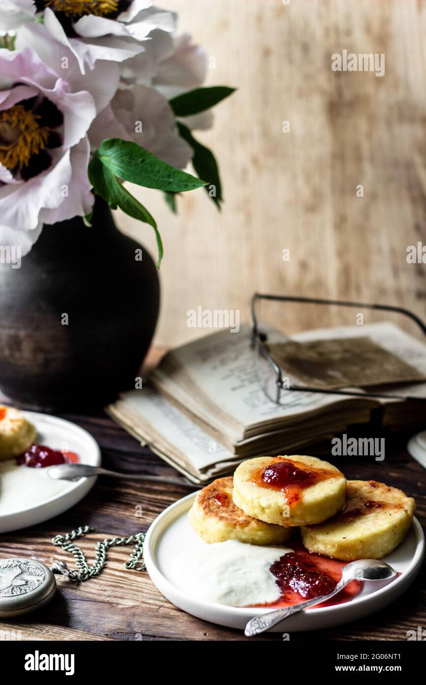 Gesundes Frühstück - Hüttenkäse Pfannkuchen, syrniki. Stockfoto