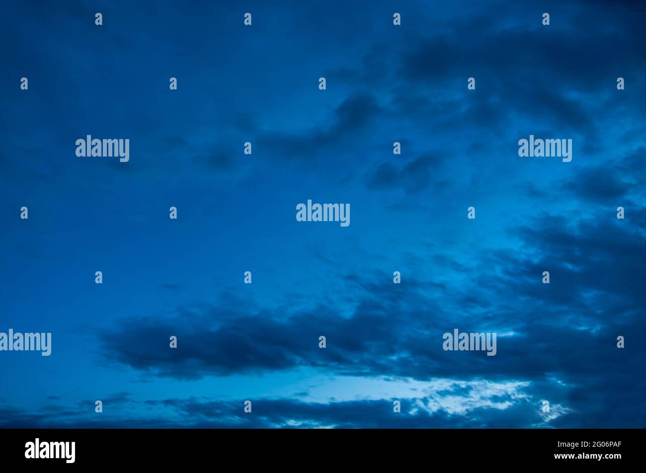 Schöner Himmel mit Wolken zur blauen Stunde, Himmelskürzungsumstellung, Naturhintergrund Stockfoto