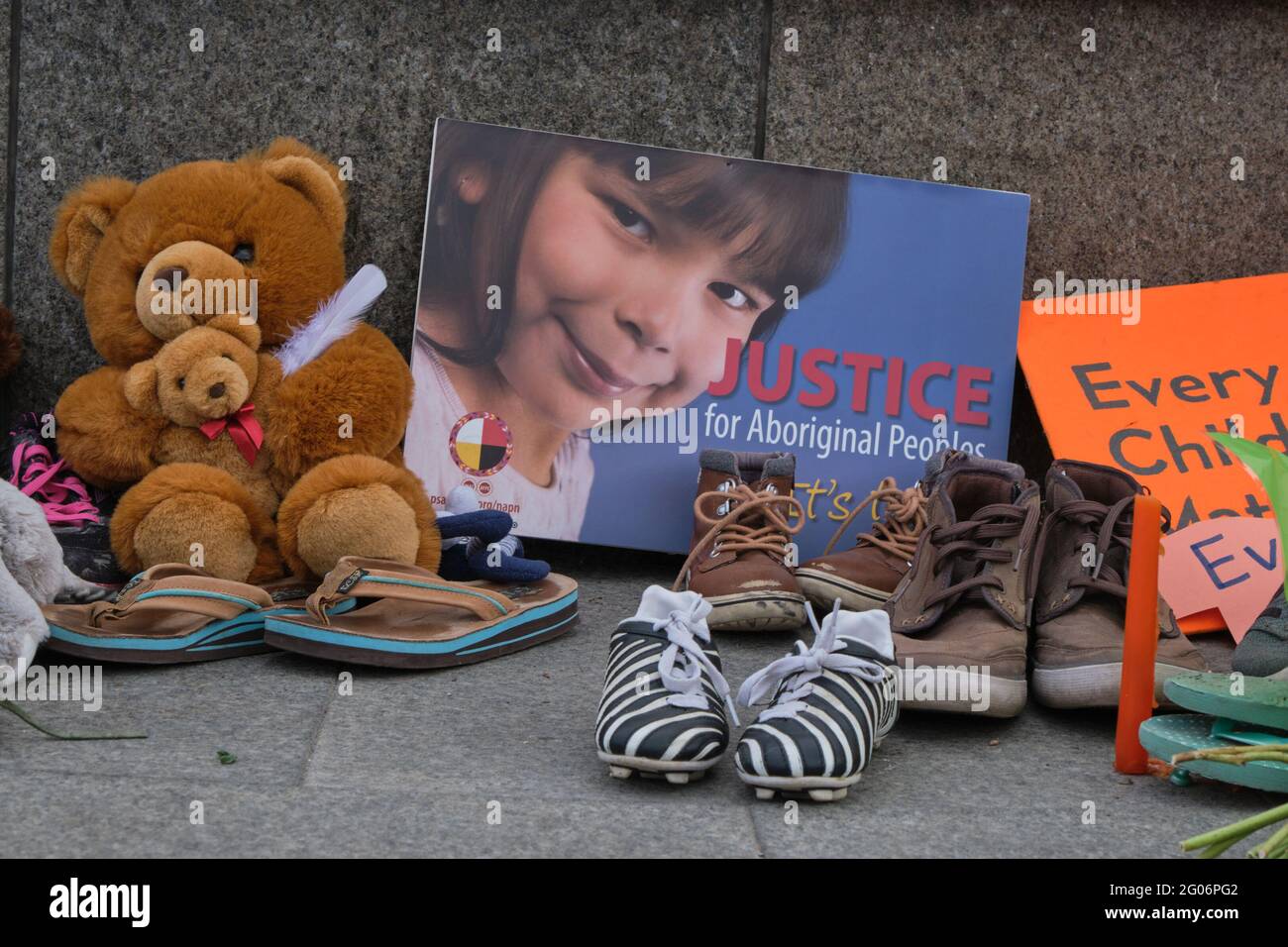 Ottawa, Kanada. Juni 2021. Eine Gedenkstätte für die 215 Kinder, die in einer ehemaligen Wohnschule im kanadischen Parlament begraben gefunden wurden. Die Menschen haben Kinderschuhe, Stofftiere und Blumen mitgebracht, um den Kindern Respekt zu zollen, deren Leichen auf dem Gelände der ehemaligen Kamloops Indian Residential School entdeckt wurden, während Kanadier weiterhin mit der Geschichte der Aborigines Residential Schools im ganzen Land kämpfen, sowie mit der historischen Behandlung der First Nations-Gemeinschaften. Quelle: Meanderingemu/Alamy Live News Stockfoto
