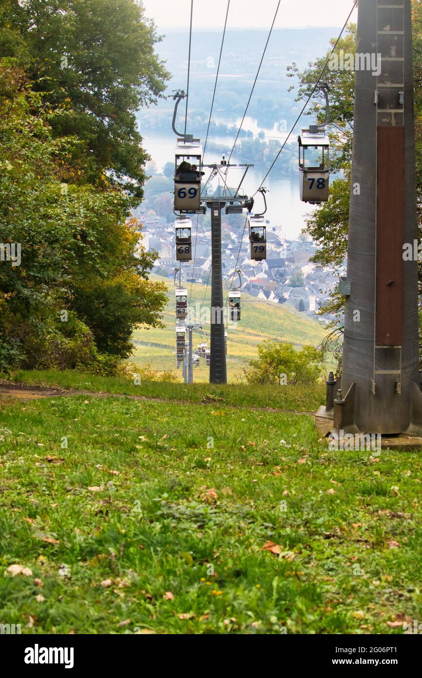 Mit der Seilbahn gelangen Sie zum Niederwald-Denkmal und zurück in die Stadt Rüdesheim am Rhein. Stockfoto