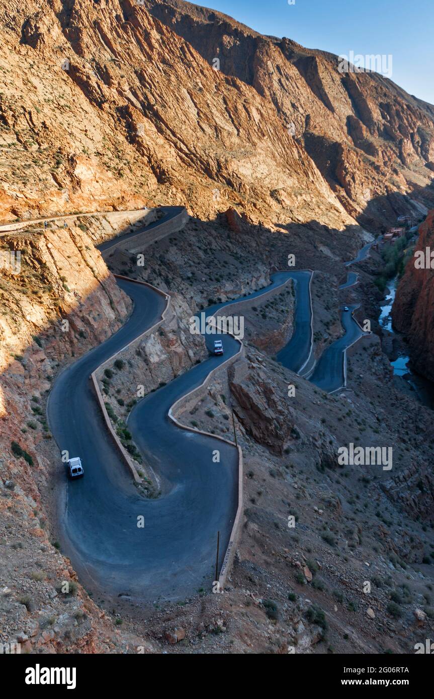 Passieren Sie die Straße im Dades-Tal, die Straße der Kasbahs im Süden Marokkos, Afrika. Stockfoto