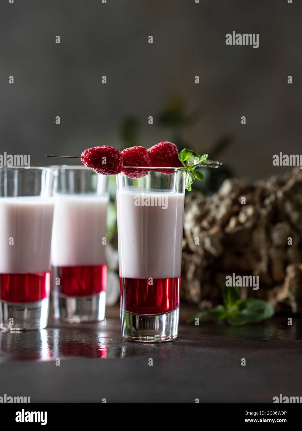 Shot-Cocktails mit Himbeere, Vanilleliqour und Wodka. Frische Sommeraufnahmen für Partys. Alkoholeinschläge Stockfoto