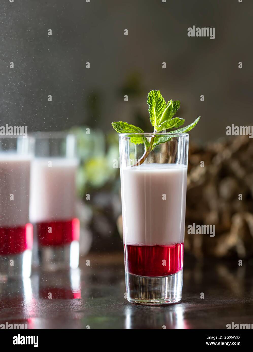 Shot-Cocktails mit Himbeere, Vanilleliqour und Wodka. Frische Sommeraufnahmen für Partys. Alkoholeinschläge Stockfoto