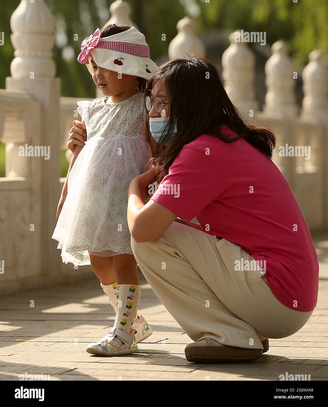 Peking, China. Juni 2021. Eine Mutter geht am Dienstag, den 1. Juni 2021, mit ihrer Tochter an einem See in Peking entlang. China sagt, dass es Paaren erlauben wird, drei Kinder von zwei zu bekommen, während die Kommunistische Partei versucht, rückläufige Geburtenraten rückgängig zu machen und eine Bevölkerungskrise zu schürfen, aber Experten sagen, dass dies bedauerlicherweise unzureichend ist. Foto von Stephen Shaver/UPI Credit: UPI/Alamy Live News Stockfoto