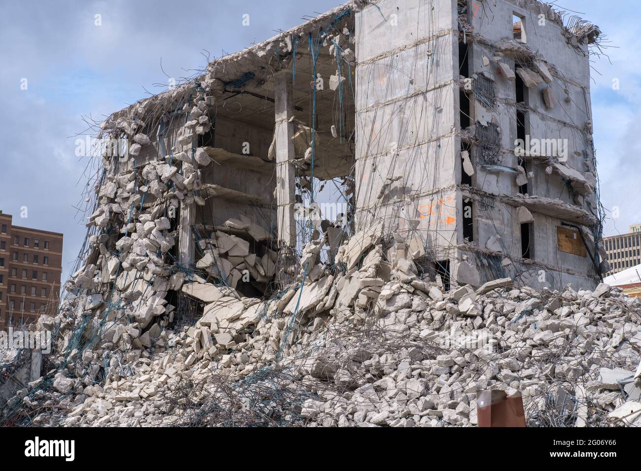 NEW ORLEANS, LA, USA - 28. FEBRUAR 2021: Überreste und Trümmerhaufen des eingestürzten Hard Rock Hotels während der letzten Abrissphase Stockfoto