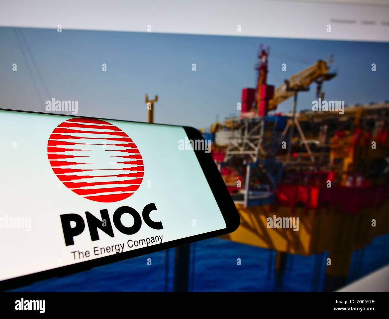 Mobiltelefon mit Logo der Philippine National Oil Company (PNOC) auf dem Bildschirm vor der Business-Website. Konzentrieren Sie sich auf die Mitte rechts des Telefondisplays. Stockfoto