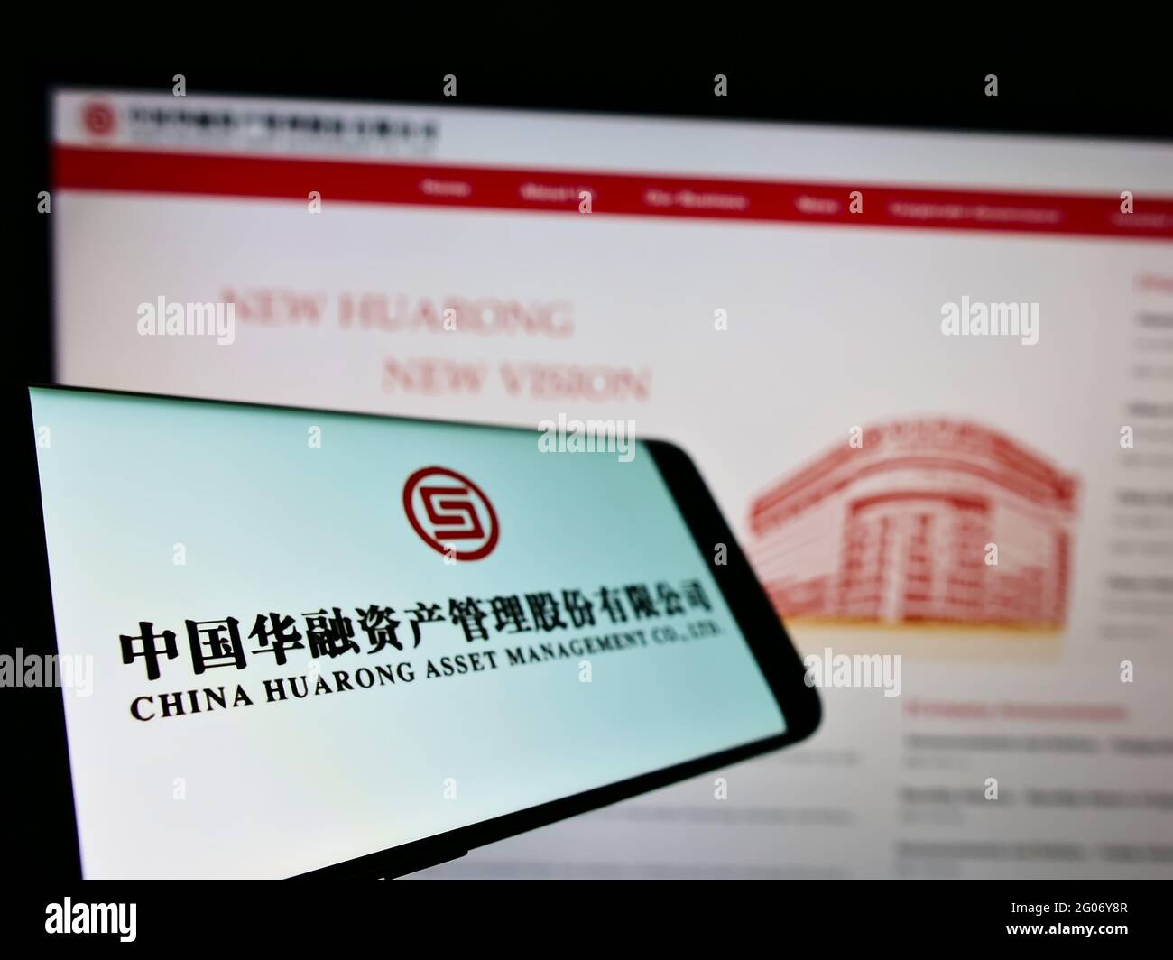 Smartphone mit Logo der China Huarong Asset Management Co. Ltd. Auf dem Bildschirm vor der Business-Webseite. Konzentrieren Sie sich auf die linke Seite des Telefondisplays. Stockfoto