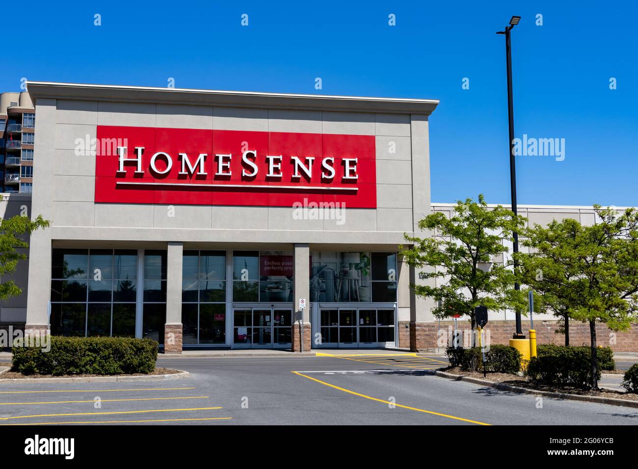 Ottawa, Ontario, Kanada - 31. Mai 2021: Ein HomeSense-Einzelhandelsgeschäft für Heimtextilien, das sich im Besitz von TJX Companies (NYSE: TJX) an der Merivale Road befindet. Stockfoto