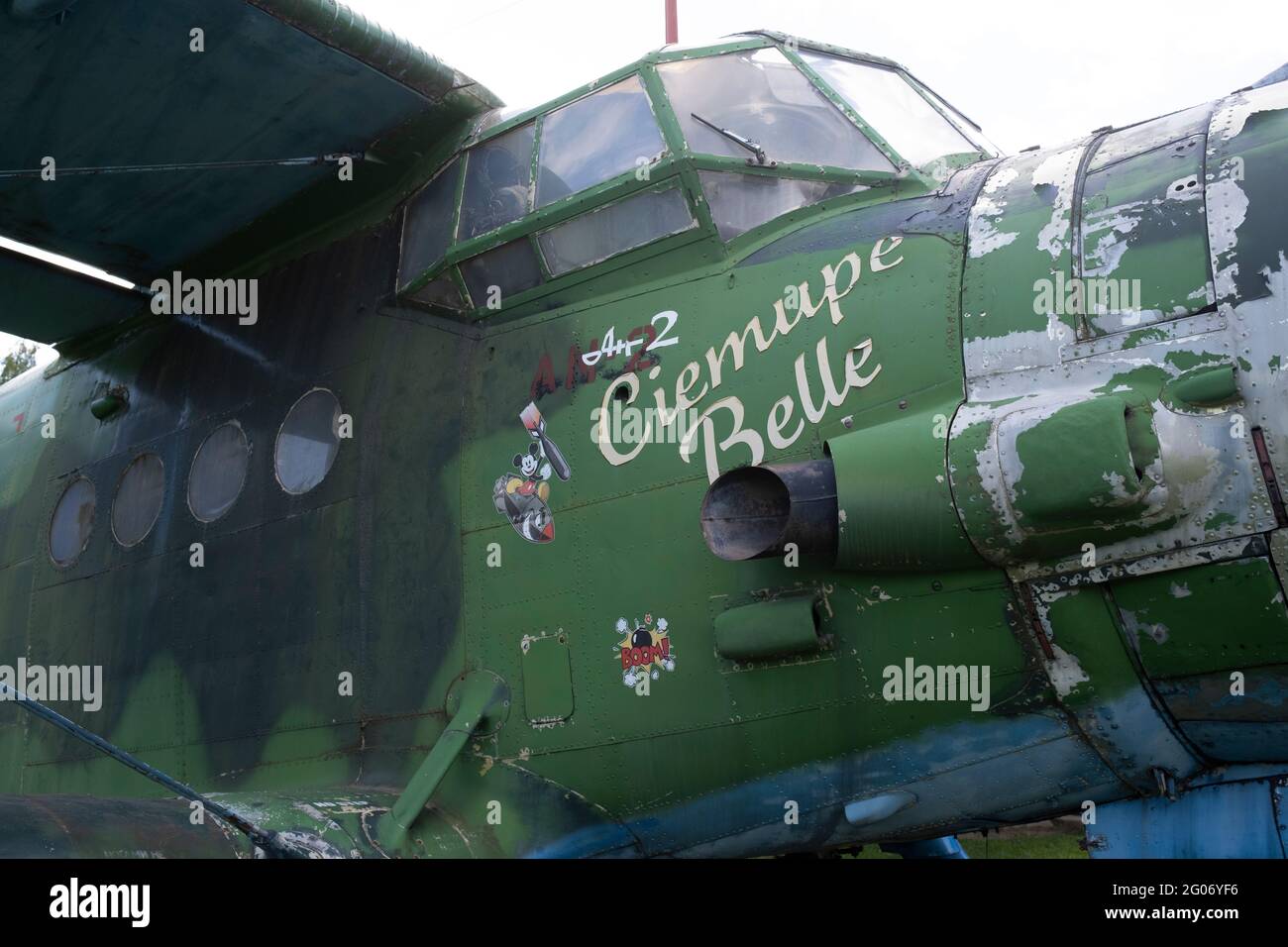 Die Antonov an-2, ein sowjetisches, in Massenproduktion hergestelltes zweimotorige Nutzungs-/Landwirtschaftsflugzeug, ist in Nahaufnahme Stockfoto