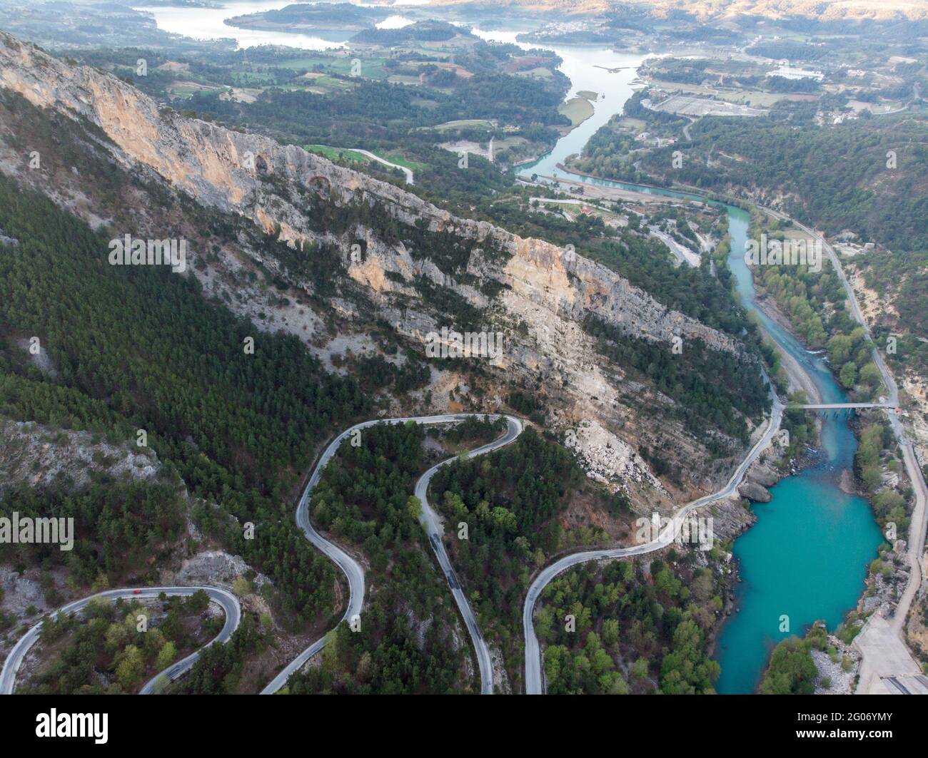 Malerische kurvige Straße und großer Staudamm am Oymapinar See, Berg und Wald in der Türkei - Green Canyon im Oymapinar Mount Gebiet in Manavgat, Antalya Stockfoto