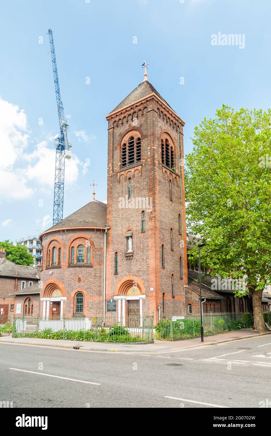 Die Kirche „Our Lady of Compassion“, Upton Park, angrenzend an die große Neuentwicklung des ehemaligen Boleyn Ground Stadions von West Ham United, Green Street, London Stockfoto
