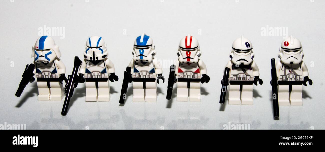Benutzerdefinierte Lego Clone Troopers, die auf einem weißen Hintergrund angezeigt werden Stockfoto
