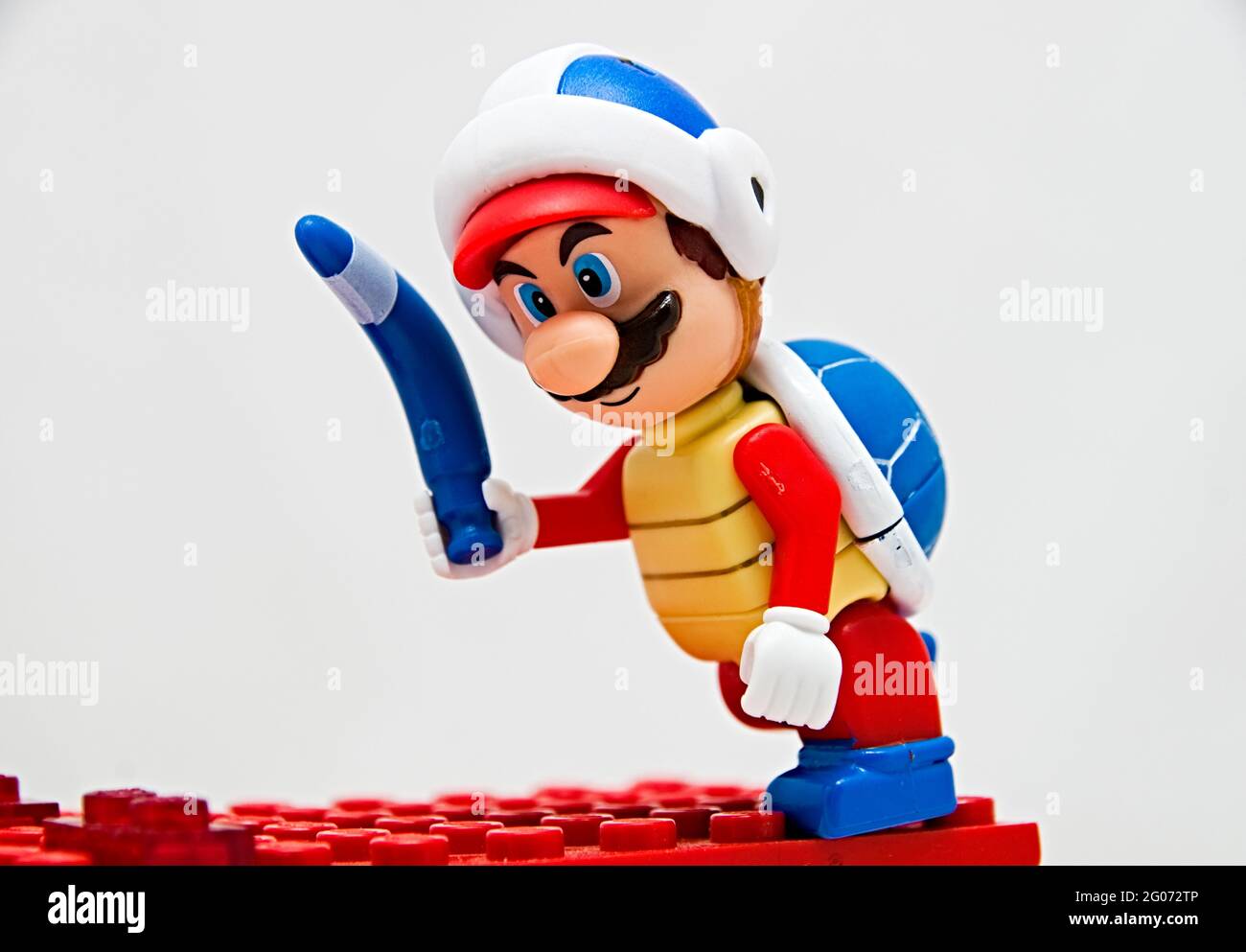 Nahaufnahme einer Spielzeugmarke vom Typ Lego Mario mit einem Bumerang. Stockfoto