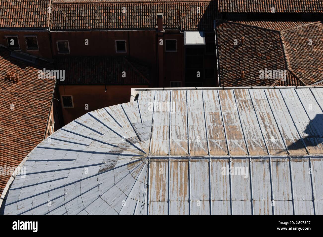 Blick vom Glockenturm der Benediktinerabtei in San Giorgio Maggiore auf die drunter laufenden laufenden Dächer und Gärten Stockfoto