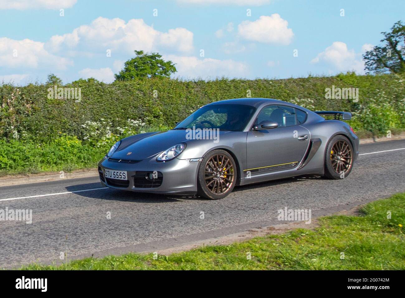 2007 Grauer Porsche Cayman S. 2dr Coupé fährt auf Landstraßen auf dem Weg zur Capesthorne Hall, Oldtimer-Show in Ceshire, Großbritannien Stockfoto