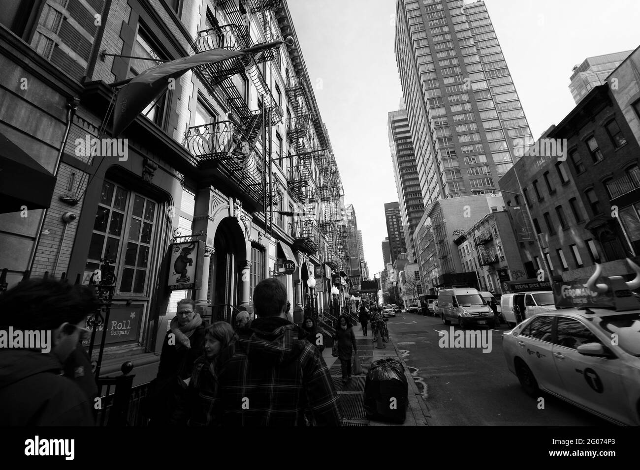 Die New Yorker gehen die überfüllte Manhattan Street entlang. Stockfoto