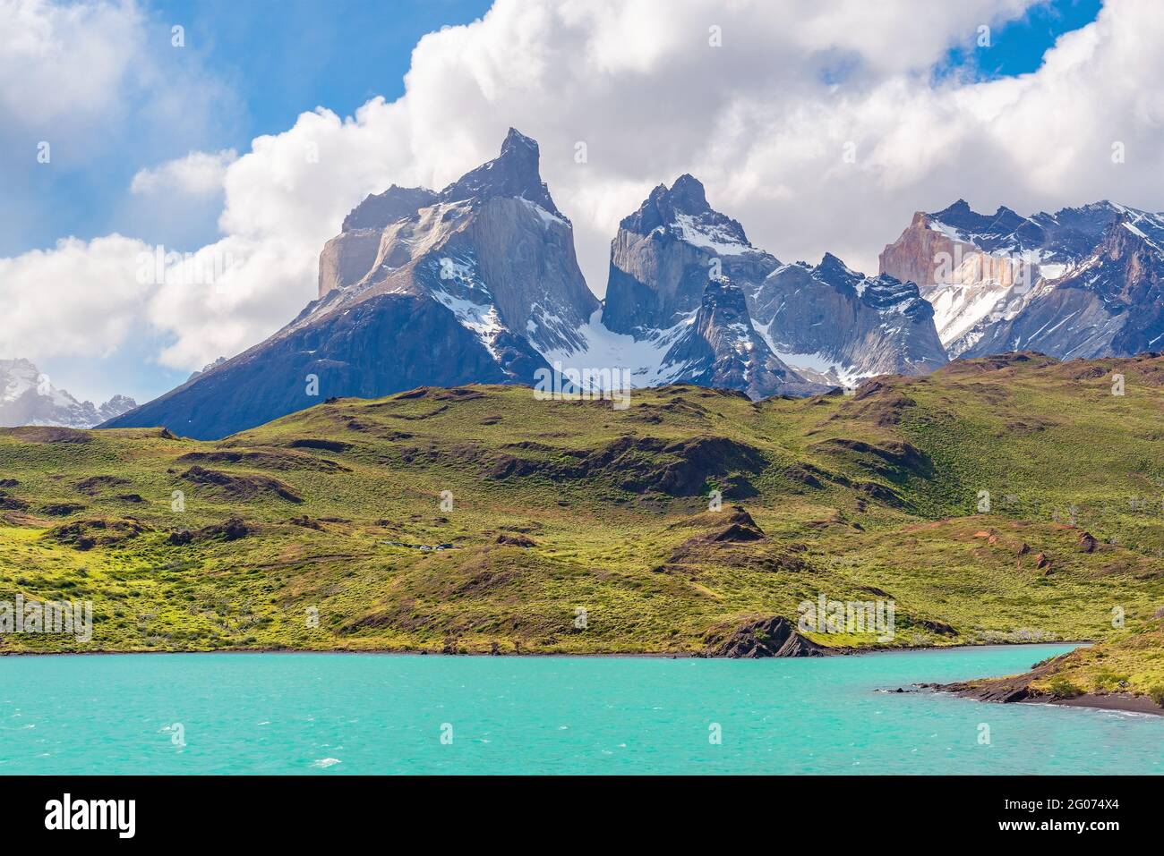 Türkisfarbener Pehoe-See mit den Gipfeln der Cuernos del Paine Andes, Nationalpark Torres del Paine, Patagonien, Chile. Stockfoto