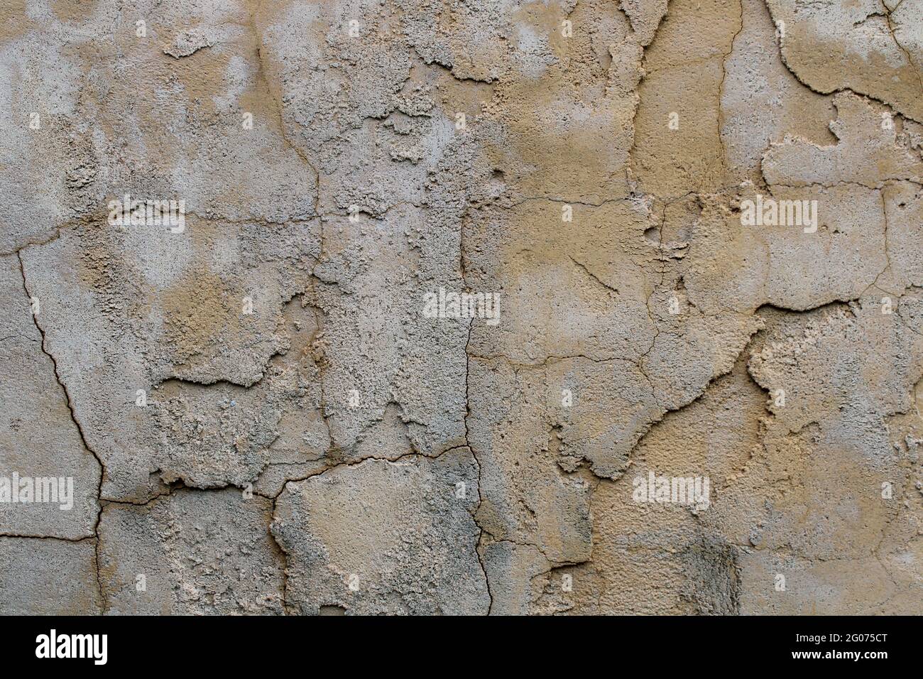 Verwitterter Mauerwerk-Putz auf einem alten Kamin Stockfoto