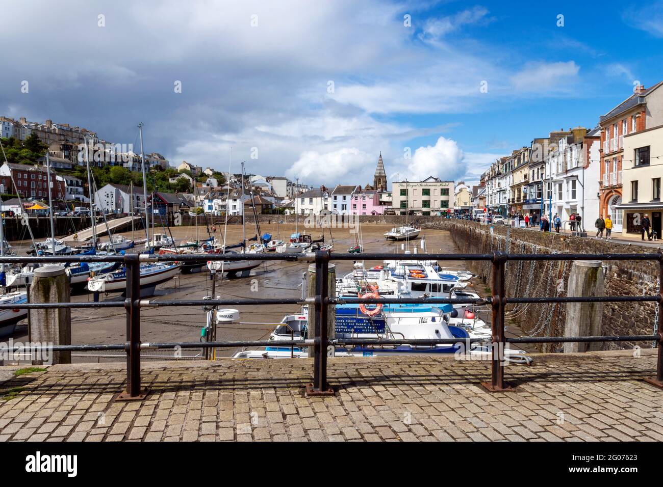 Ilfracombe Harbour, Devon, England, Großbritannien. Die Flut ist draußen, so dass die Boote auf dem Sand sind Stockfoto