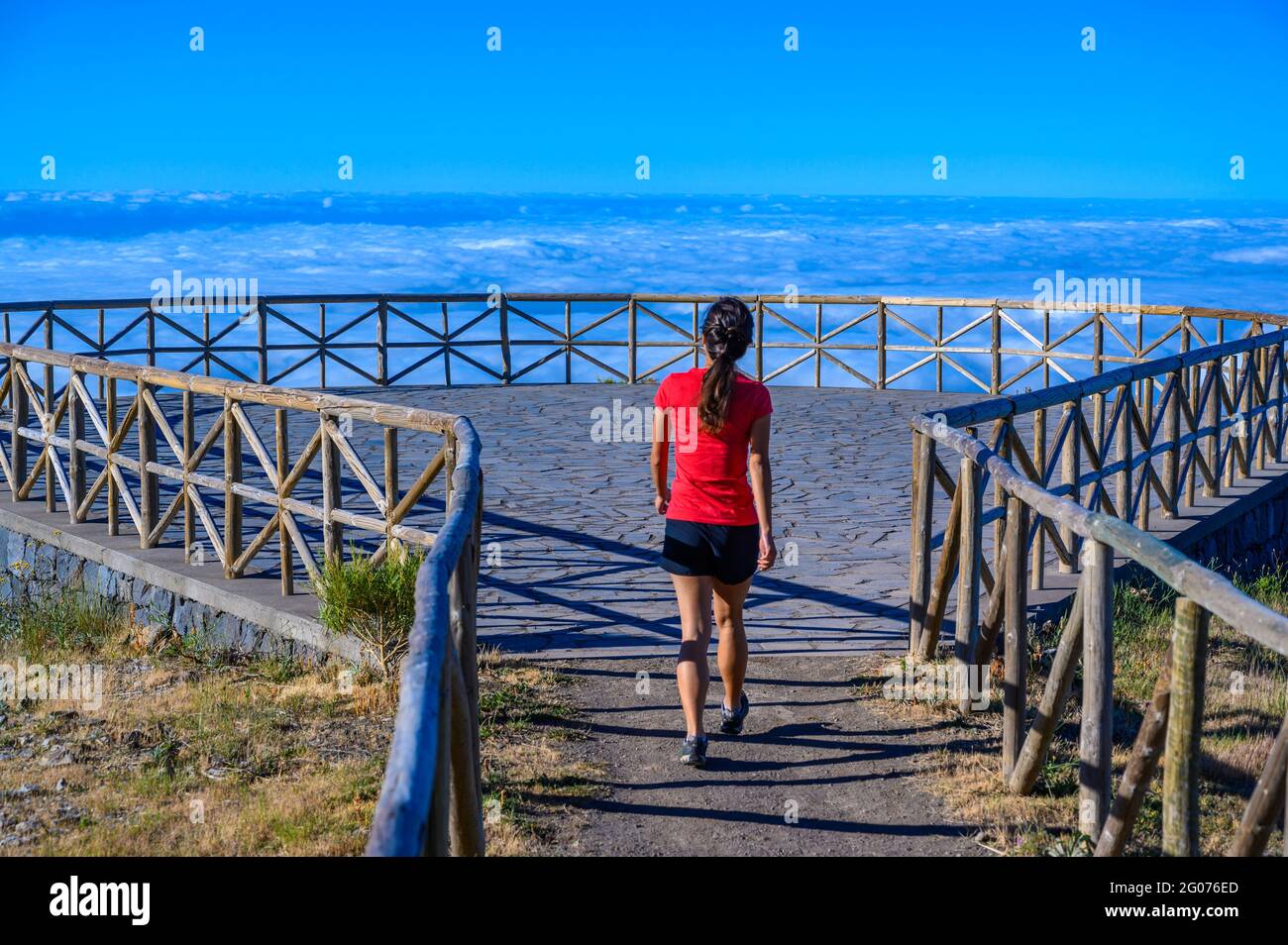 Wanderer auf der Insel Madeira - Aussichtspunkt der Bergkulisse des Hochlandes - oberhalb der Wolken - ravel-Reiseziel für Outdoor-Sport - Portugal Stockfoto