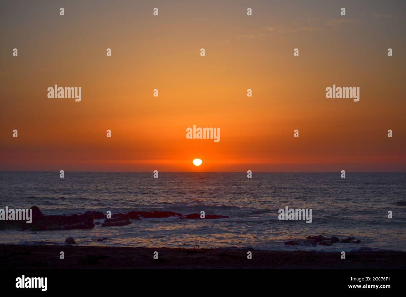 Sonnenuntergang am Strand Stockfoto