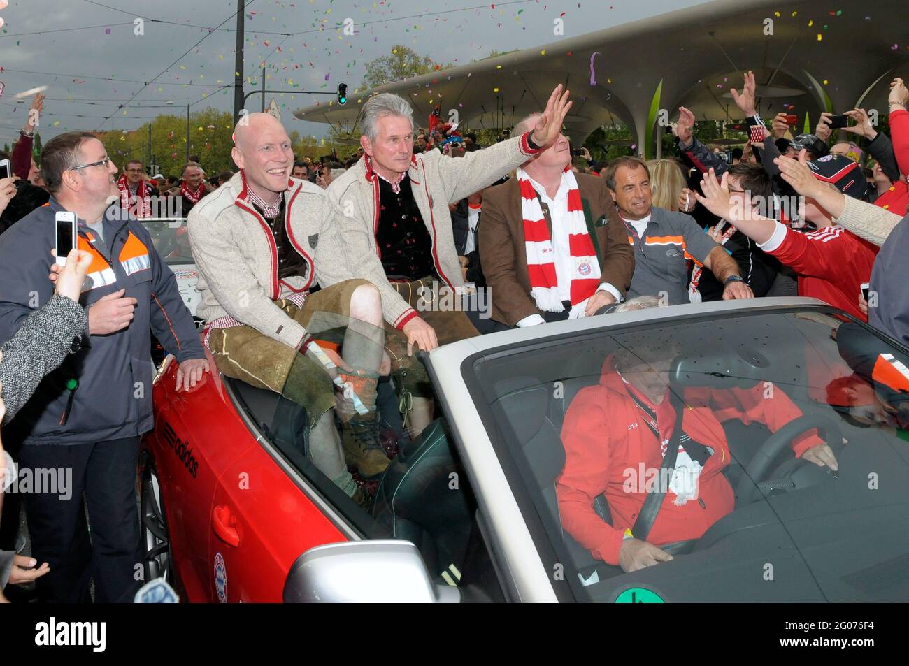 Matthias Sammer, Jupp Heynckes, Uli Hoeness und Fans des FC Bayern München feiern den Sieg der Deutschen Fußball-Meisterschaft 2013 in München Stockfoto