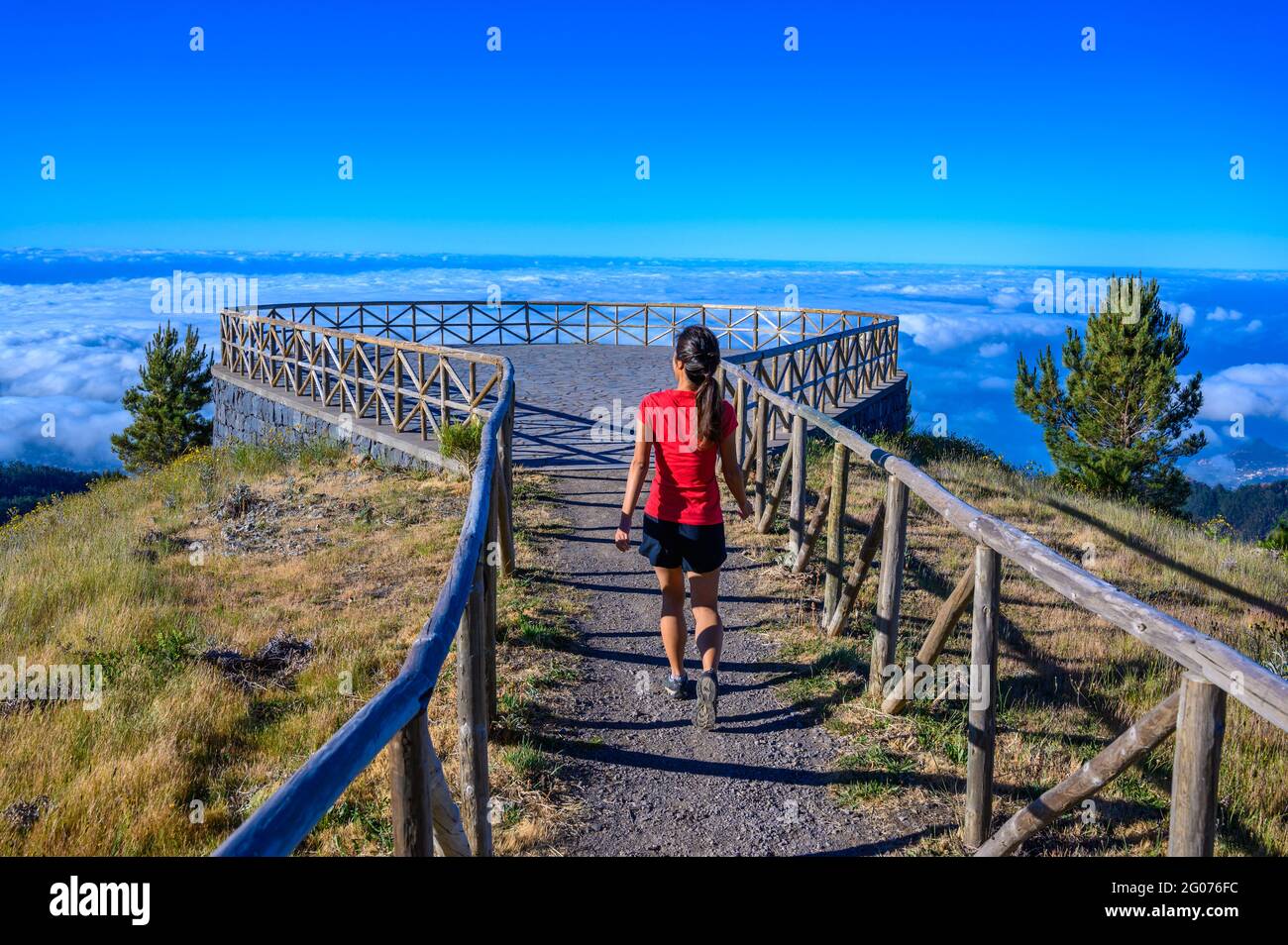 Wanderer auf der Insel Madeira - Aussichtspunkt der Bergkulisse des Hochlandes - oberhalb der Wolken - ravel-Reiseziel für Outdoor-Sport - Portugal Stockfoto