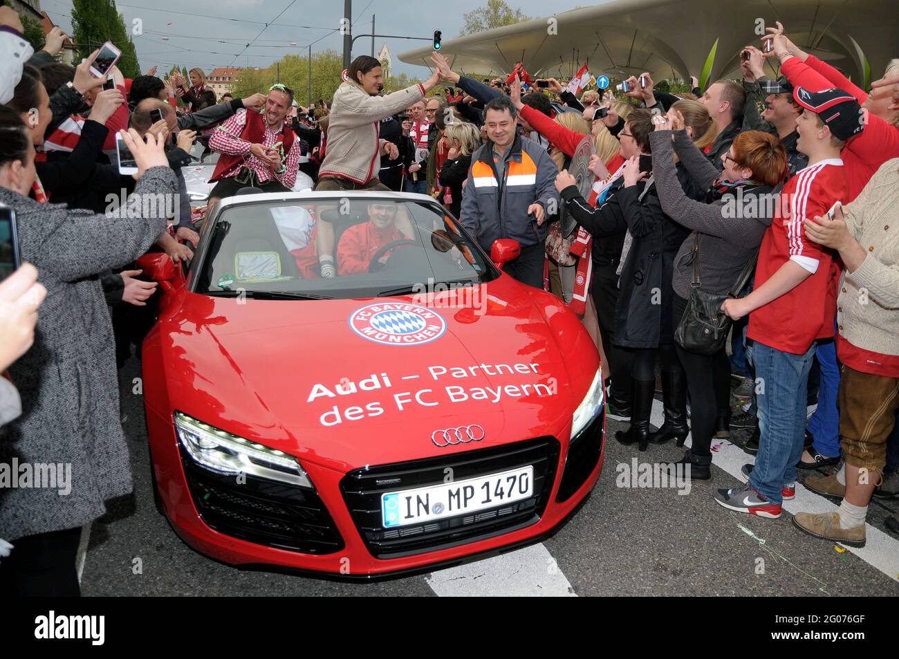 Fans von Franck Ribery, Daniel Van Buyten und des FC Bayern München feiern den Sieg der Deutschen Fußball-Meisterschaft in München Stockfoto