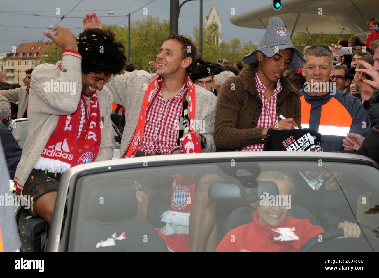 Die Fans von Dante, Rafinha, Luiz Gustavo und FC Bayern München feiern den Sieg der Deutschen Fußball-Meisterschaft während einer Autokolonne in München Stockfoto