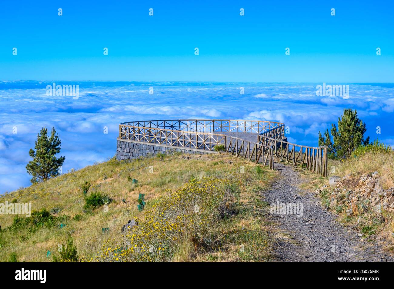 Madeira Island - Aussichtspunkt der Bergkulisse des Hochlandes - oberhalb der Wolken - ravel-Ziel für Wanderungen und Outdoor-Sport - Portugal Stockfoto