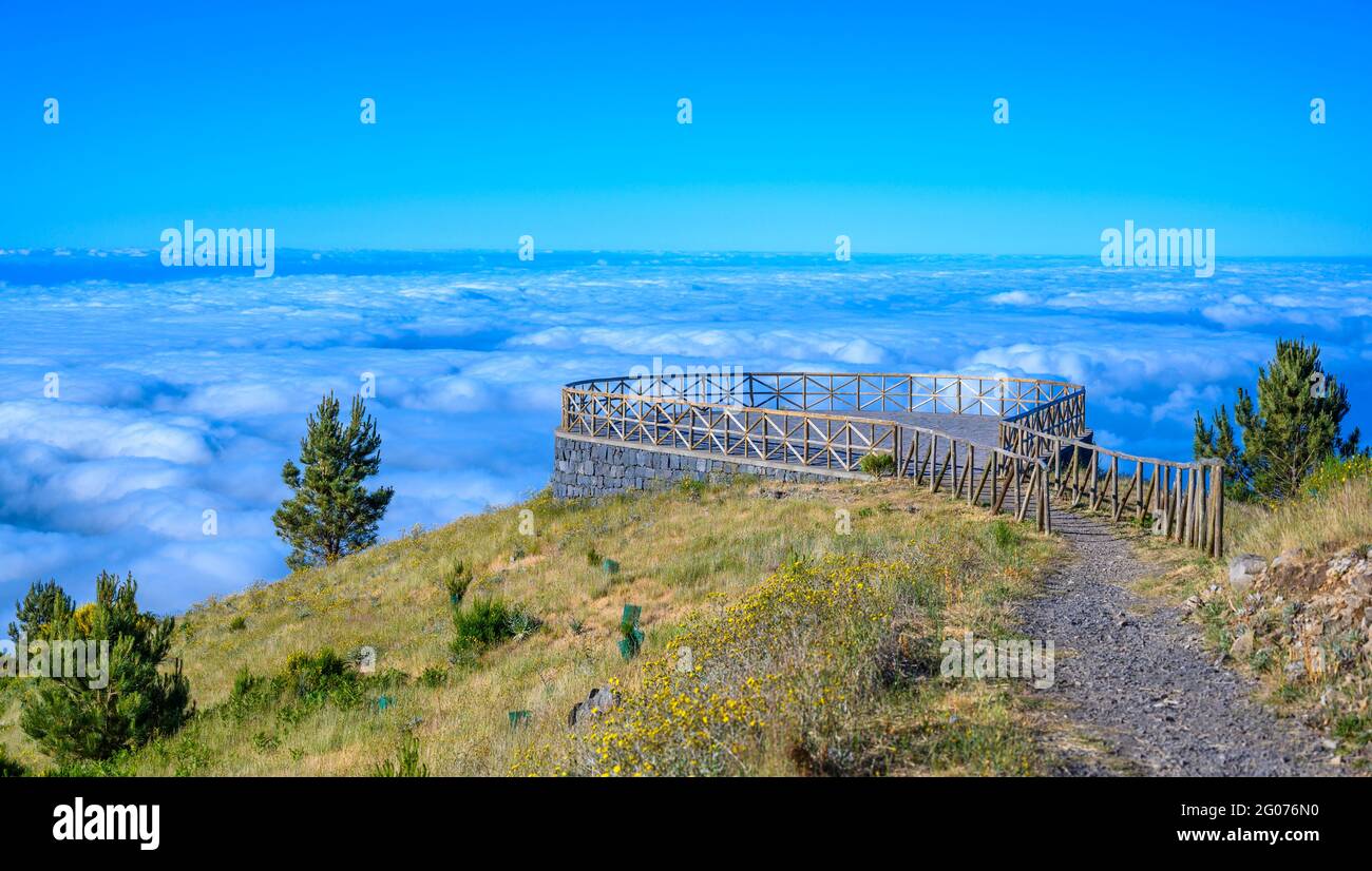 Madeira Island - Aussichtspunkt der Bergkulisse des Hochlandes - oberhalb der Wolken - ravel-Ziel für Wanderungen und Outdoor-Sport - Portugal Stockfoto